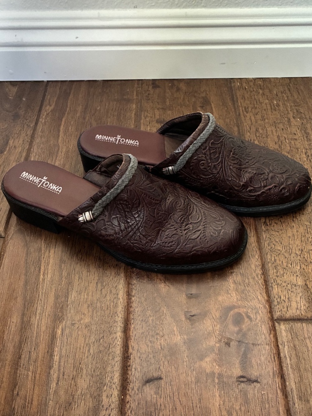 MINNETONKA Women's 9.5 Leather Floral Embossed Mules Clogs Brown Boho